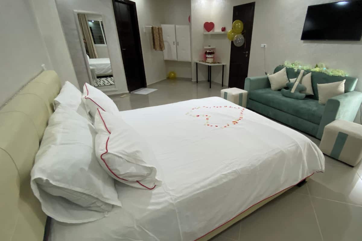 Suite Comfort, balcó, vistes a la piscina | Escriptori i espai de treball apte per a portàtils