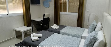 Escritorio y espacio para trabajar con laptop