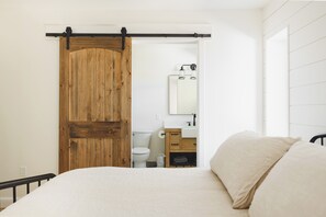 4 habitaciones, tabla de planchar con plancha, cuna de viaje y wifi 