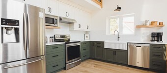 FreyBear - Luxury Lakefront to Lakehuron & Hot Tub