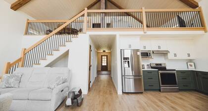 FreyBear - Luxury Lakefront to Lakehuron & Hot Tub