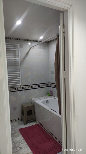 Séchoir à cheveux, serviettes fournies, savon, shampooing