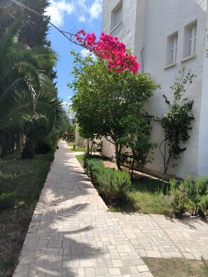 Property grounds - 2-Bedroom Apartment Near Beach & Marina (Yasmine Hammamet)