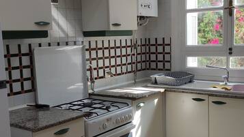 Fridge, oven, stovetop, coffee/tea maker