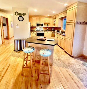 Een microgolfoven, een oven, een kookplaat, een vaatwasser