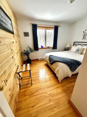 3 bedrooms, iron/ironing board, internet, bed sheets