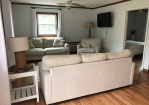 Smart TV - Quiet 1 Bedroom Guest House in Wilmington, NC (Wilmington)