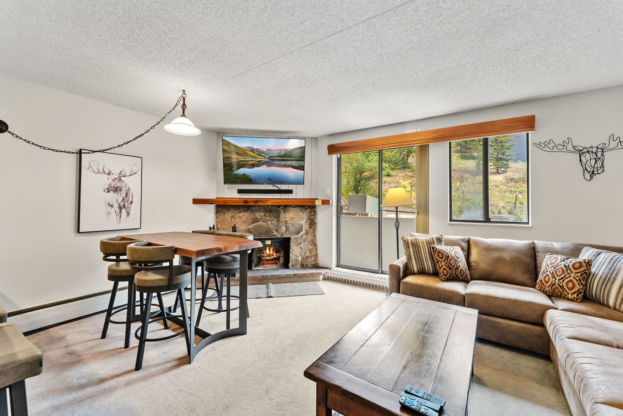 Televisión y chimenea 