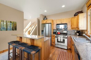 Réfrigérateur, four à micro-ondes, un four, surface de cuisson