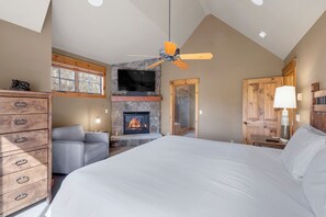 3 bedrooms, desk, Internet, bed sheets