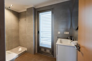 Shower, hair dryer, towels - Apartment in Calpe – Near the Marina and Beaches (Calpe)