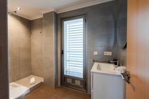 シャワー、ヘアドライヤー、タオル