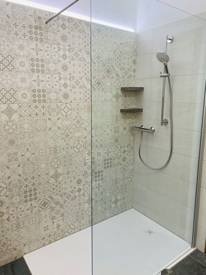 Een douche, een haardroger, handdoeken, zeep