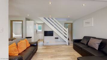 4 bedrooms, iron/ironing board, bed sheets