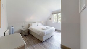 4 chambres, fer et planche à repasser, literie fournie