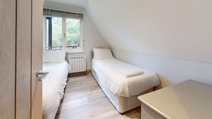 4 bedrooms, iron/ironing board, bed sheets, wheelchair access