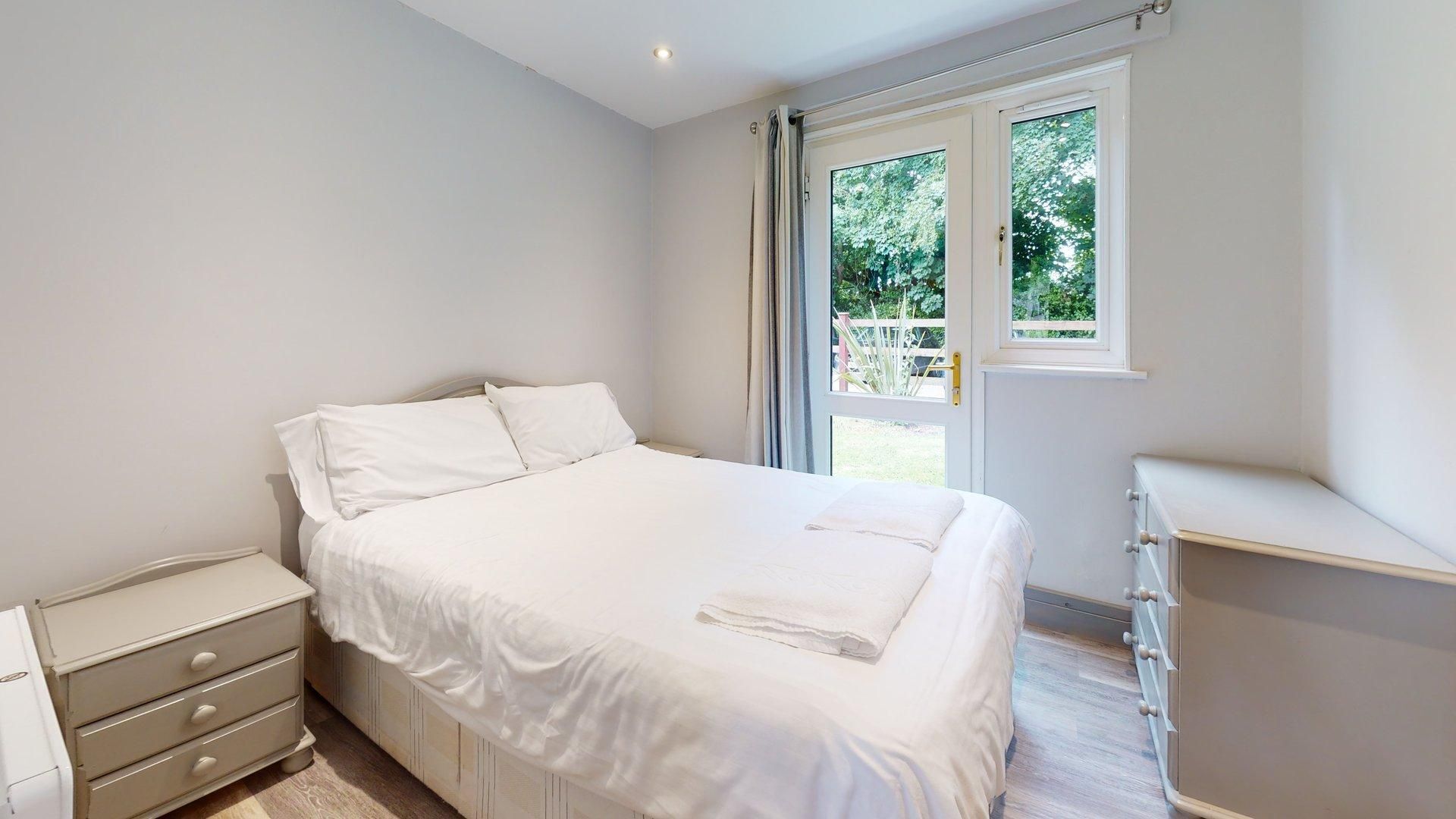 4 bedrooms, iron/ironing board, bed sheets