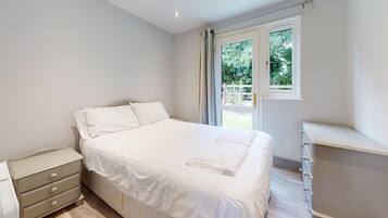 4 bedrooms, iron/ironing board, bed sheets