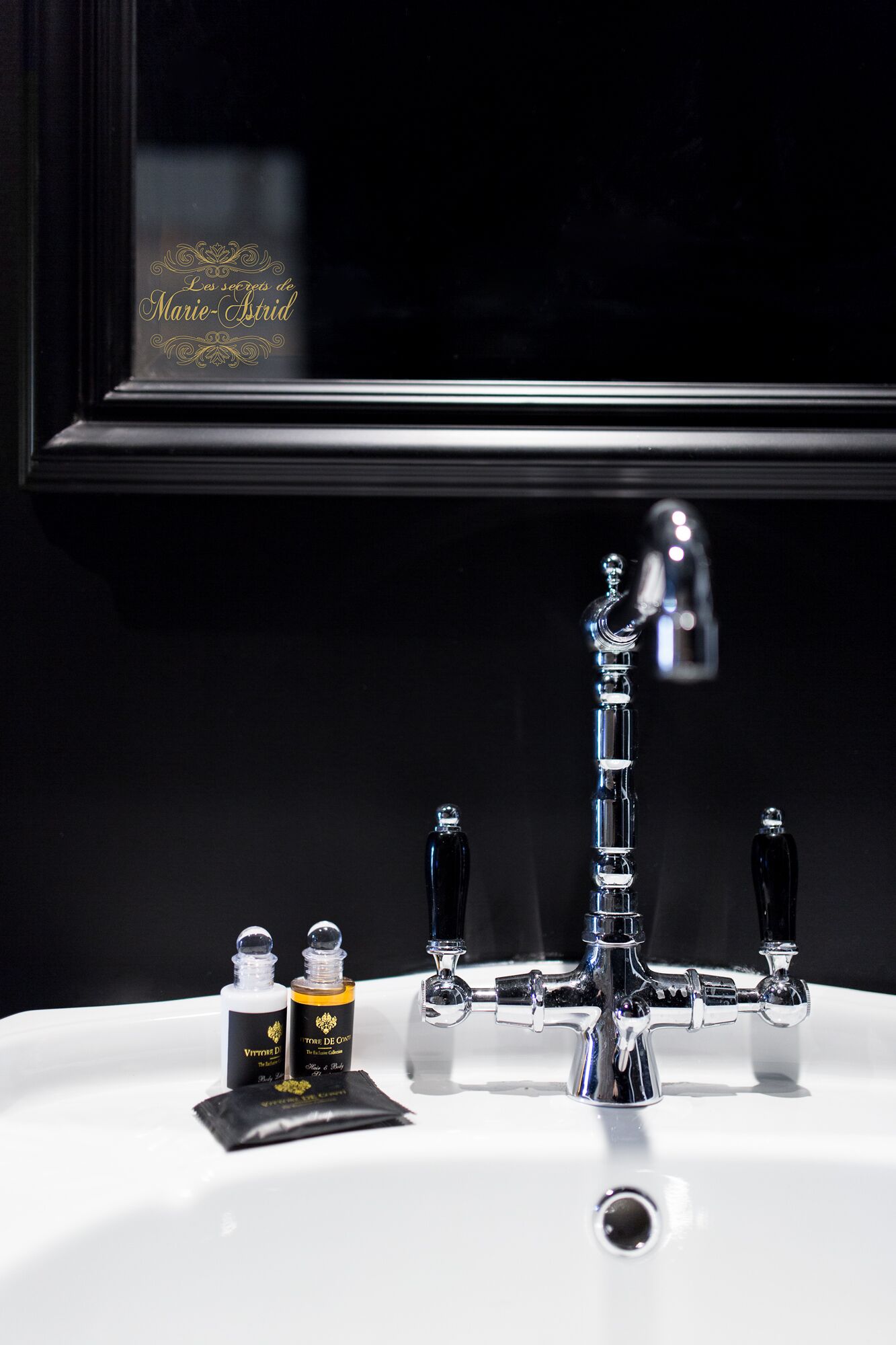 ヘアドライヤー、タオル、石鹸、トイレットペーパー