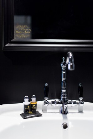 Hårføner, håndklær, såpe og toalettpapir