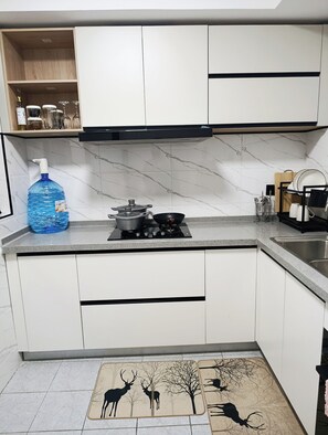 Microondas, horno, placa de cocina