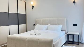 Tabla de planchar con plancha, wifi y ropa de cama