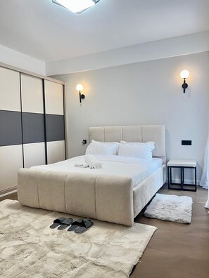 Tabla de planchar con plancha, wifi y ropa de cama
