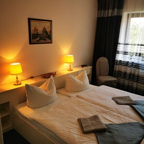 5 dormitoris, planxa i posts de planxar i roba de llit 