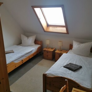 5 bedrooms, iron/ironing board, bed sheets