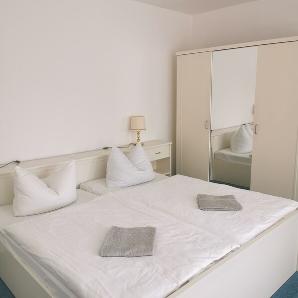 5 dormitoris, planxa i posts de planxar i roba de llit 