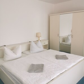 5 bedrooms, iron/ironing board, bed sheets