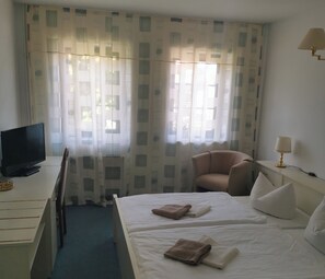 5 dormitoris, planxa i posts de planxar i roba de llit 