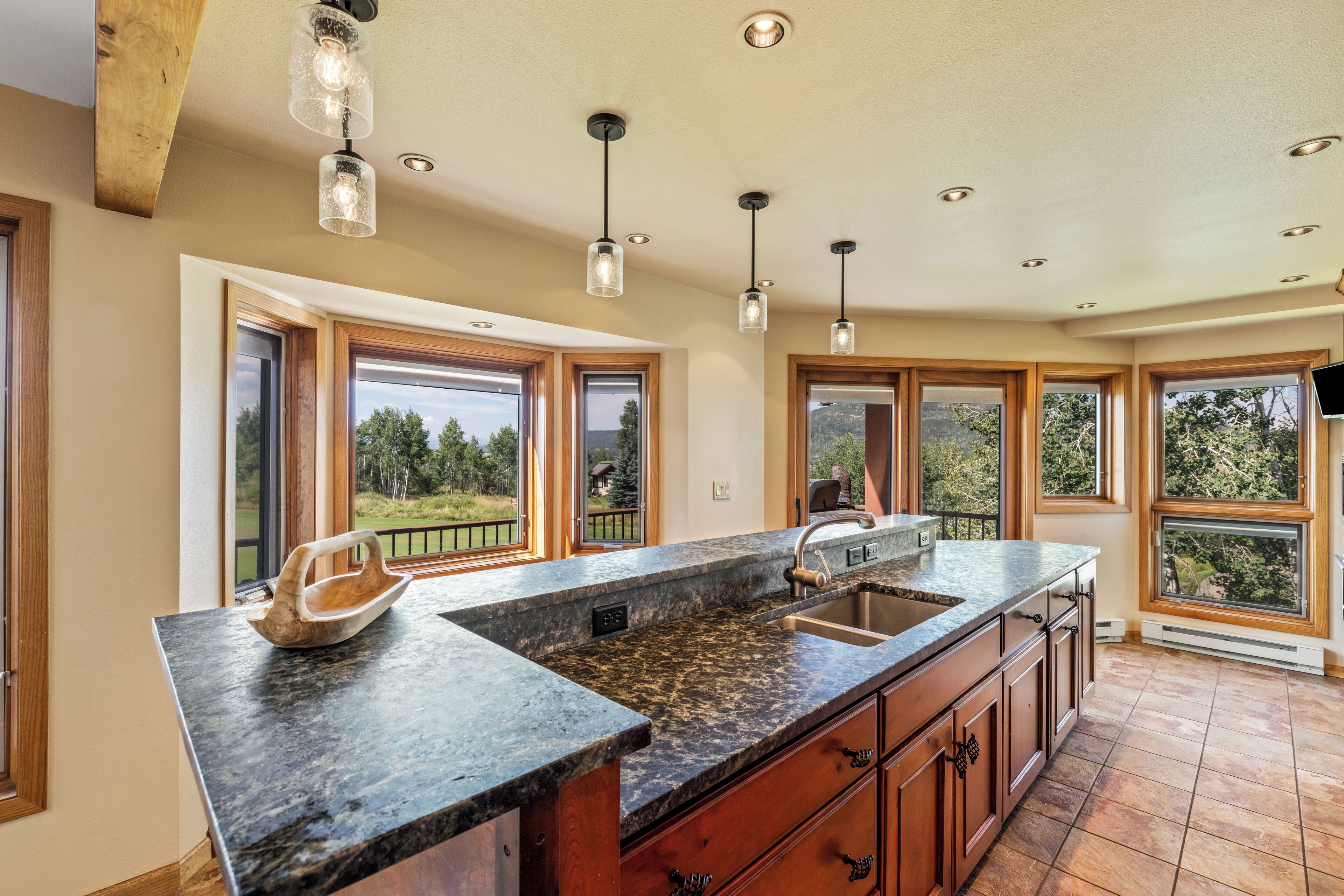 المنشأة من الداخل