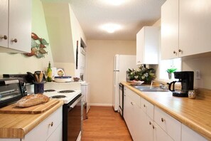 Microwave, oven, stovetop, dishwasher - Corner cottage in Black Mountain- 30 day min. near Asheville (Black Mountain)
