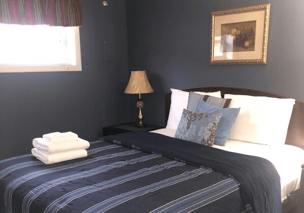 1 bedroom, iron/ironing board, WiFi, bed sheets - Corner cottage in Black Mountain- 30 day min. near Asheville (Black Mountain)