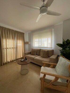 TV - Apartment 'El Portil Pinares' with Shared Pool, Private Terrace and Wi-Fi (El Portil)