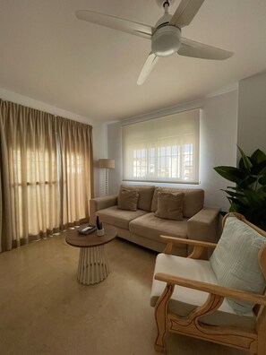 TV - Apartment 'El Portil Pinares' with Shared Pool, Private Terrace and Wi-Fi (El Portil)