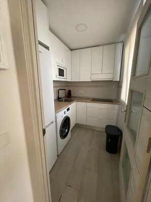 ثلاجة، ميكروويف�، موقد طهي مسطح، ماكينة لصنع القهوة/الشاي