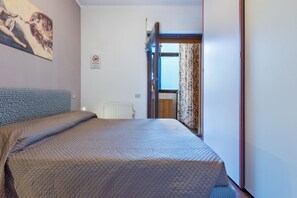 2 bedrooms, desk, iron/ironing board