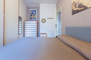 2 bedrooms, desk, iron/ironing board