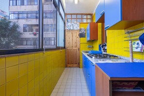 Réfrigérateur, micro-ondes, grille-pain