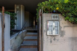 Exterior detail - GuestHost - Hopper House (Cagliari)