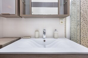 Shower, bidet, towels