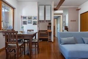 Interior - GuestHost - Hopper House (Cagliari)