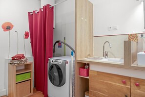 Douche, sèche-cheveux