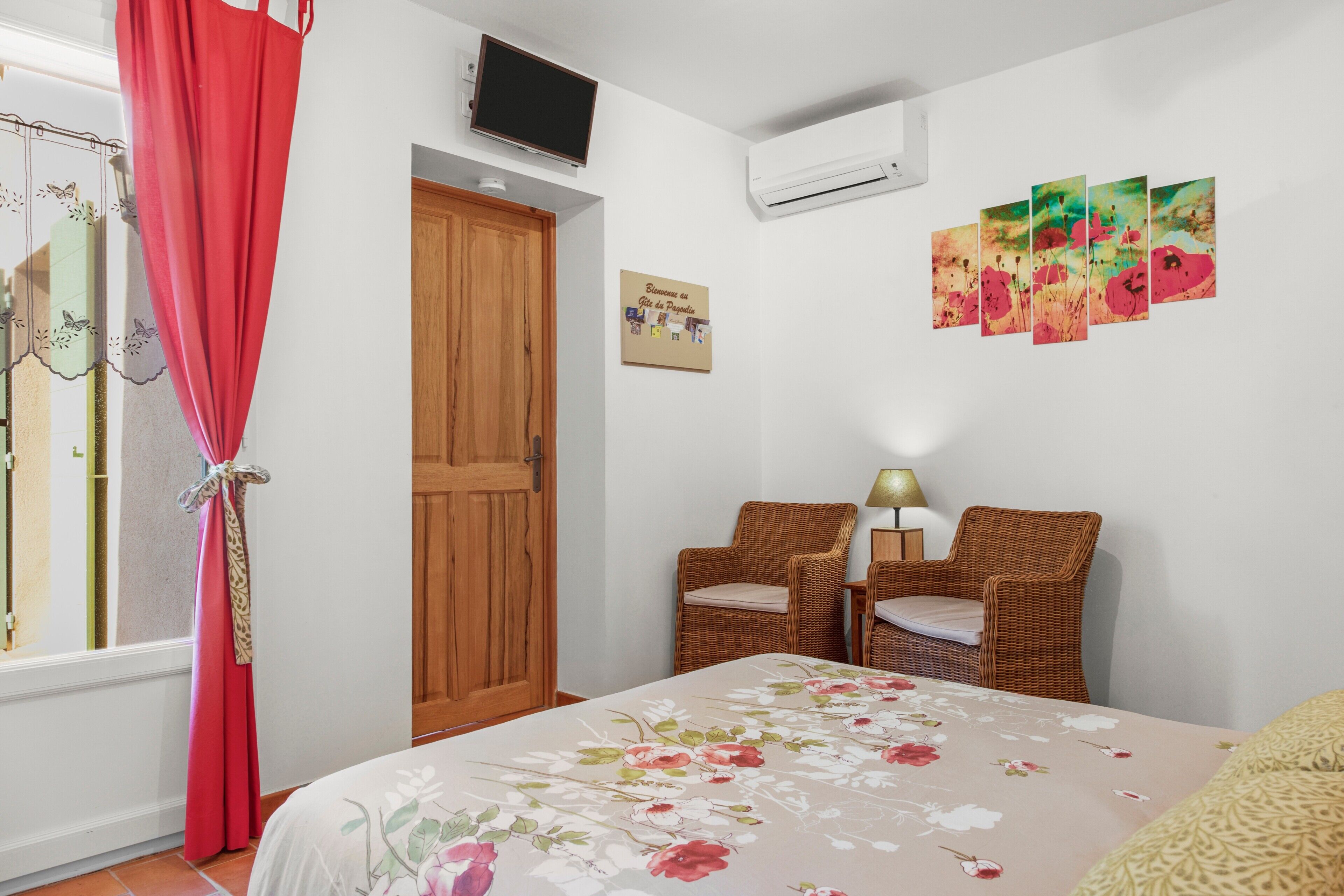 1 habitación, tabla de planchar con plancha y wifi 