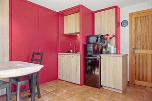 Frigorífico, microondas, horno y placa de cocina