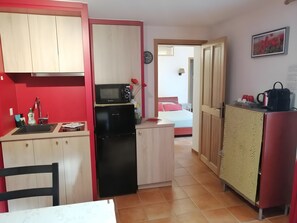 Frigorífico, microondas, horno y placa de cocina