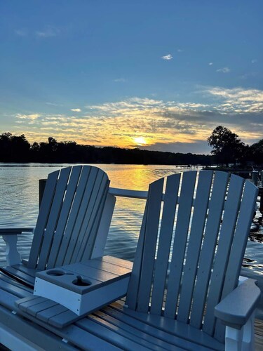 Charming Hideaway By The Water