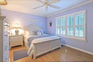 2 bedrooms, iron/ironing board, WiFi, bed sheets - Charming Hideaway By The Water (Middle River)